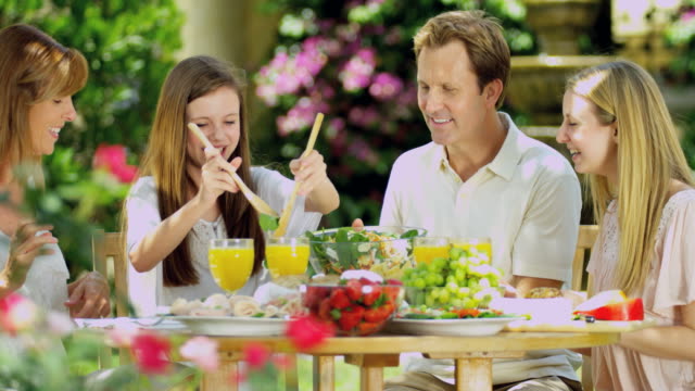 Vida-de-verano-de-la-familia-cenando-ensalada-saludable