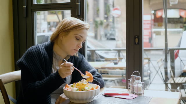 schöne-Frau-auf-Mittagspause-isst-Salat:-Geschäftsfrau-im-Restaurant