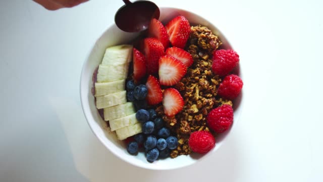 Bowl-Of-Granola-And-Fresh-Fruit-For-Healthy-Breakfast