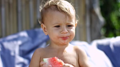Kleiner-Junge-isst-Wassermelone