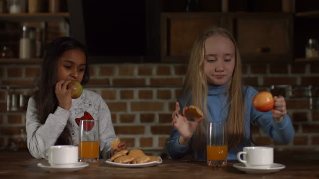 Begeistert-kleine-Mädchen-gemeinsam-entspannen-in-Küche