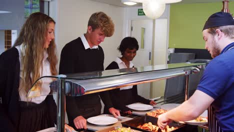 Jugendlichen-Studenten-Mahlzeit-In-der-Schulkantine-serviert-wird