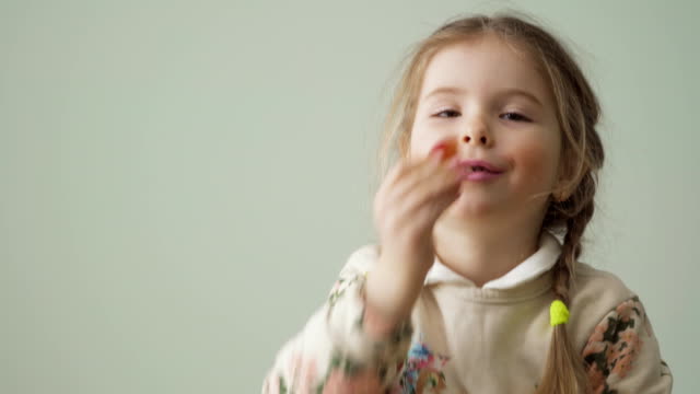 Kleines-Mädchen-spielt-mit-Gelee-Süßwaren