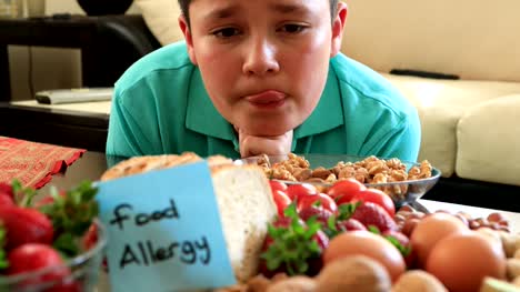 Junge-mit-Nahrungsmittel-Allergie