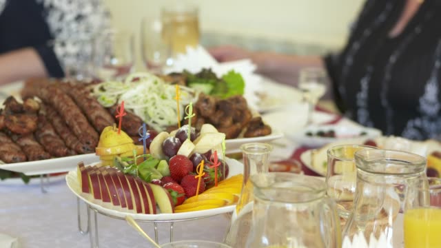 Mesa-festiva-con-deliciosa-comida-plato-de-kebab-y-frutas-de-lula.