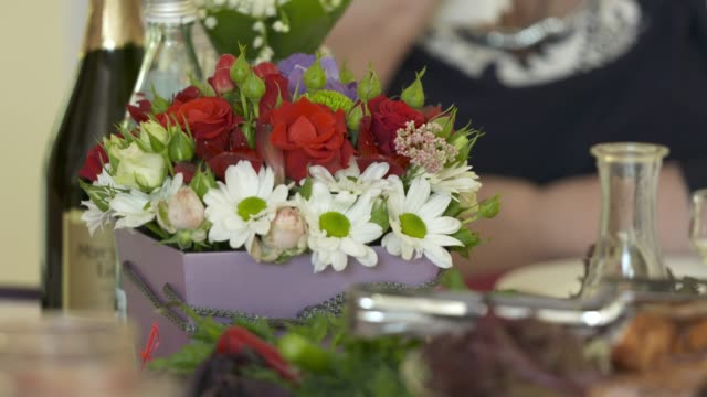 Festlich-gedeckten-Tisch-dekoriert-mit-Blumen-arrangement