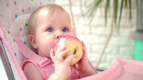 Entzückende-Baby-essen-Apfel.-Gesunder-Ernährung-Kinder-her.-Niedliche-Baby-nagende-Apfel