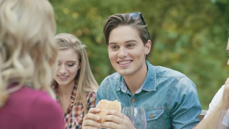 Happy-Friends-In-Outdoor-Picknick-Party-Spaß