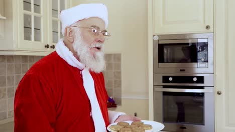 Santa-Claus-genießen-Sie-frische-Kekse-essen-und-trinken-Milch