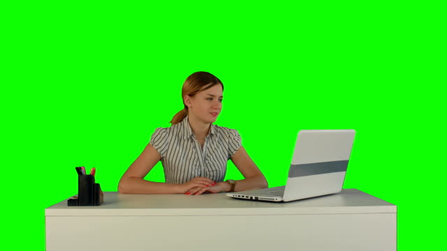 Mujer-está-trabajando-con-el-portátil-en-una-pantalla-verde