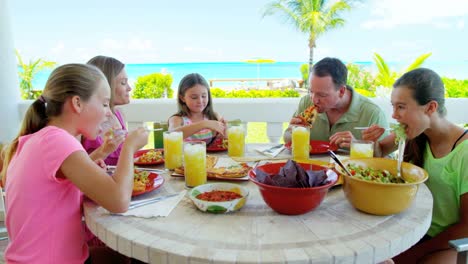 Familia-Caucásica,-comer-el-almuerzo-al-aire-libre-en-la-playa