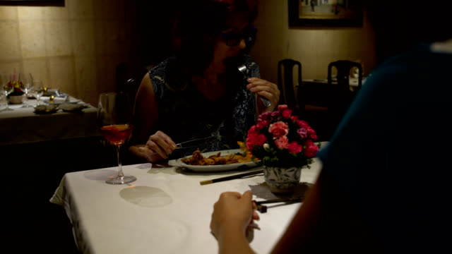 En-el-restaurante,-una-mujer-sentada-en-una-mesa,-comer-y-hablar