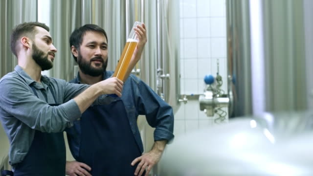 Brauerei-Arbeitnehmer-diskutieren-Bier
