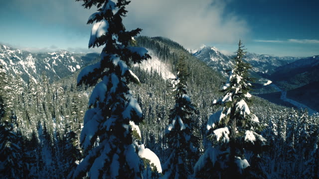 Snowy-Mountain-Range-steigen-Luftaufnahmen-zeigen-Frühwinter
