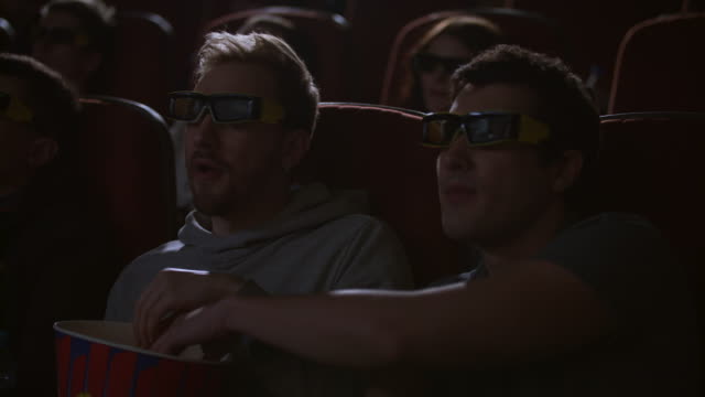 Mann-isst-Popcorn-im-3D-Kino.-Zuschaueraufmarsch-genießen-Sie-Kino-snacks
