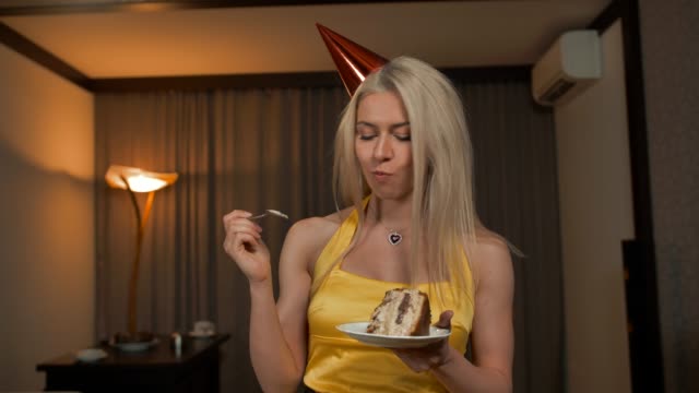 Mujer-joven-intentando,-degustación-y-comer-pedazo-de-porción-de-pastel-de-cumpleaños