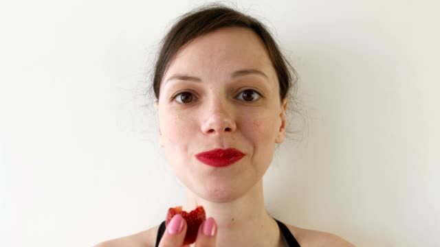 Porträt-der-Frau-Erdbeeren-essen.-Ansicht-von-vorne.