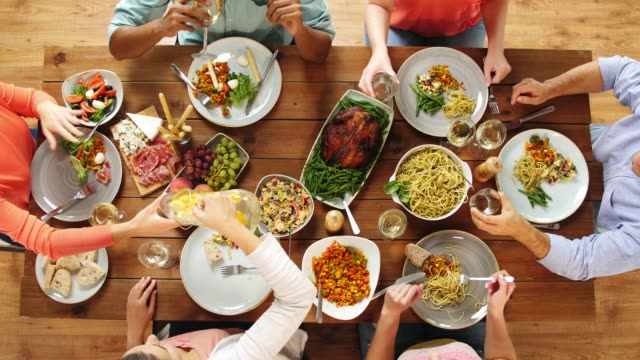 Grupo-de-personas-que-comen-en-la-mesa-con-la-comida