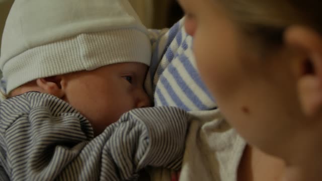 Mutter-stillt-Neugeborenen-Closeup