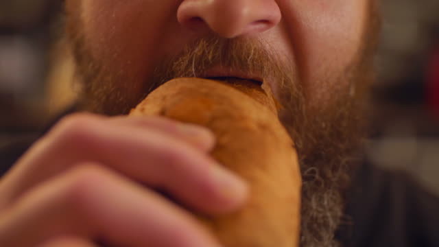 Retrato-de-croissant-barbudo-comer