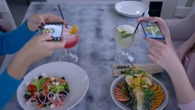 Vegetarier-Frau-Freunde-mit-Smartphone-und-nehmen-Foto-von-schönen-Essen-für-social-Media-bei-gesunden-Frühstück-im-Restaurant