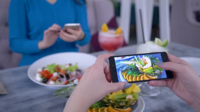 gesunde-Ernährung,-Menschen-mit-modernen-Telefon-für-Foto-von-vegetarischen-Salat-während-Brunch-für-soziale-Netzwerke
