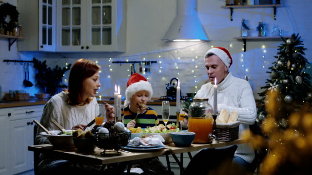 Familia-alrededor-de-la-mesa-de-Navidad
