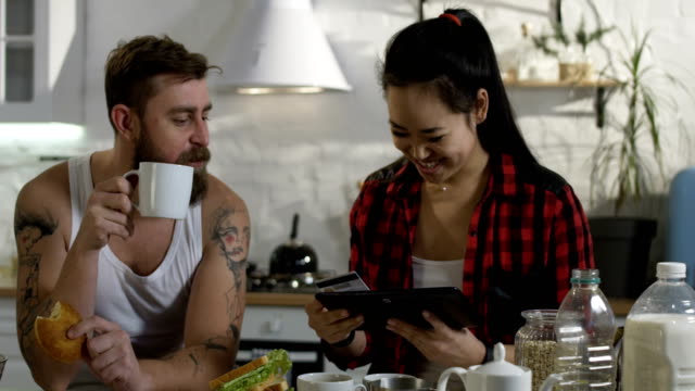 Man-and-woman-talking-during-breakfast