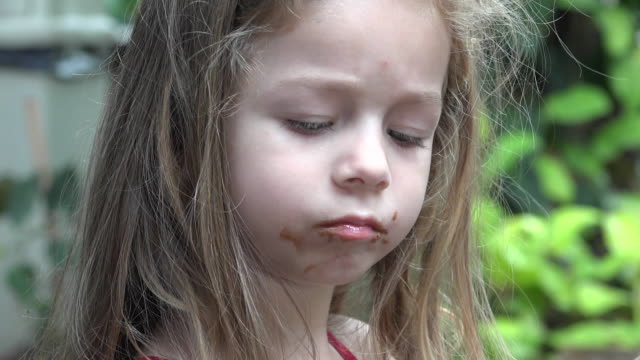 Kleinkind-Mädchen-Essen-Schokolade