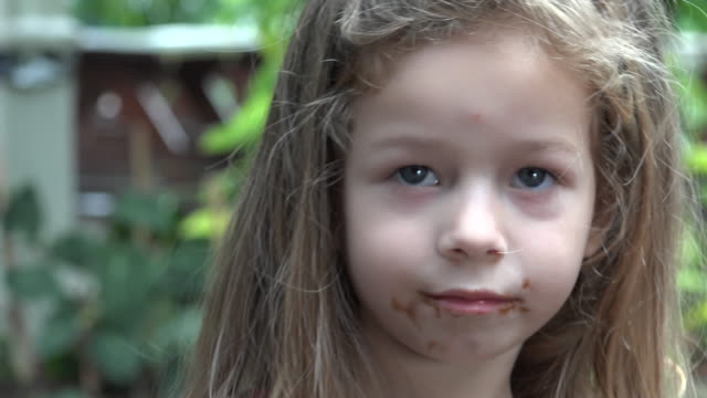Chica-niño-comiendo-Chocolate