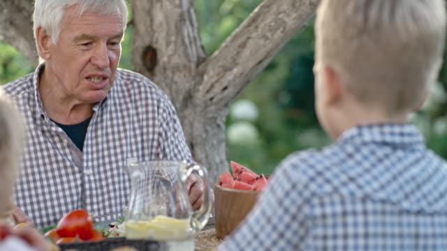 Vegetarian-Grandparents-Eating-Fresh-Vegetables-with-Grandchildren