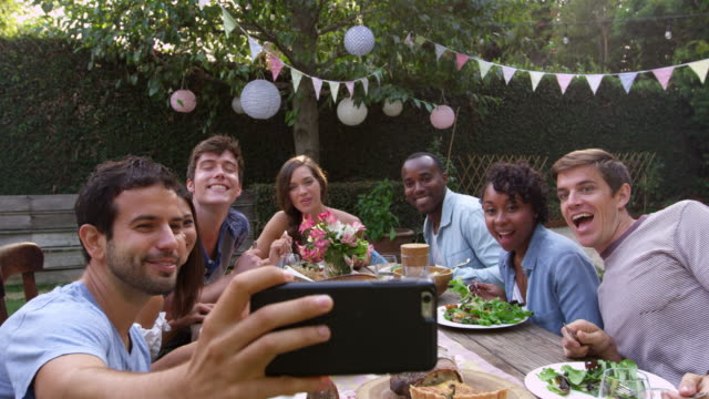 Mann-nimmt-Selfie-Tisch-am-Outdoor-Party-Shot-auf-R3D
