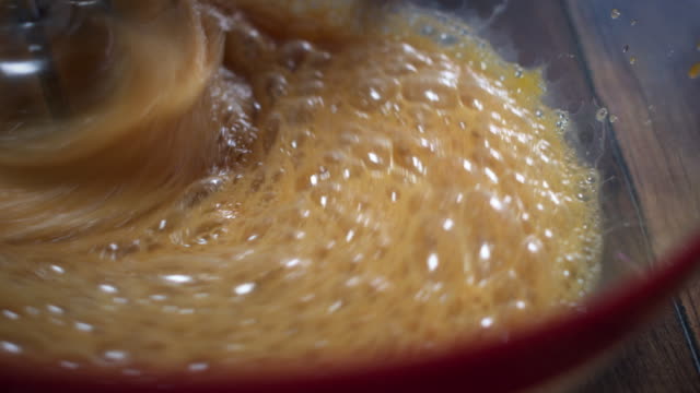 4K-Cake-Baker-Mixing-Egg-and-other-Ingridients