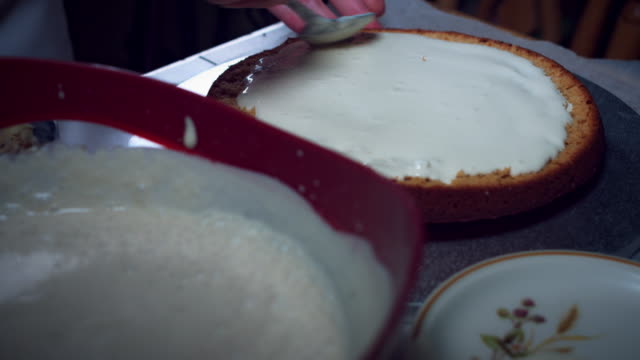4K-Cake-Baker-agregar-crema-a-la-esponja-al-horno