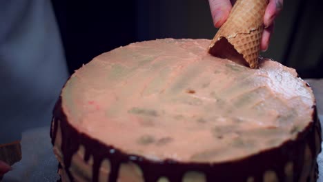 4K-Baker-de-torta-que-adorna-con-el-cono-de-helado-de-hielo-–