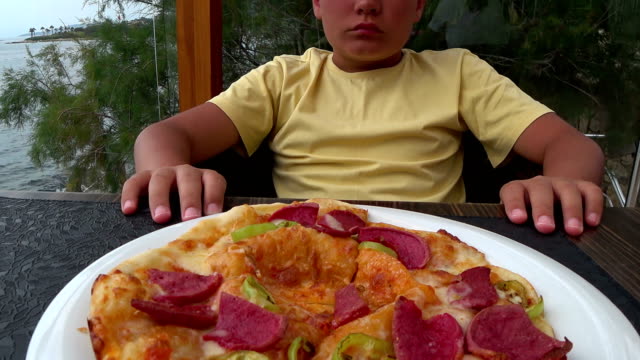 Junge-und-pizza