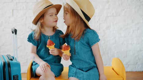kleine-Mädchen-geben-sich-Küsse-und-warten-für-den-Sommer