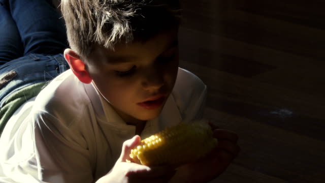 Kleiner-Junge-Essen-ein-Korn-im-Sonnenlicht