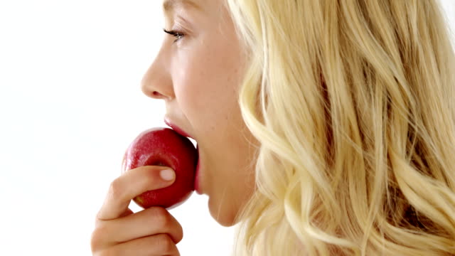 Nahaufnahme-der-schönen-Frau-roten-Apfel-essen