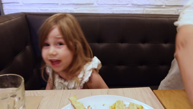 little-girl-in-restaurant-speaking