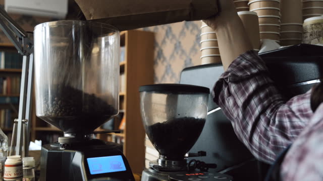 Barista-Kaffee-Bohnenbehälter-auffüllen