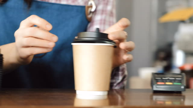 Cliente-pagar-café-con-NFC