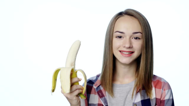 Lächelndes-Mädchen-beißen-Banane