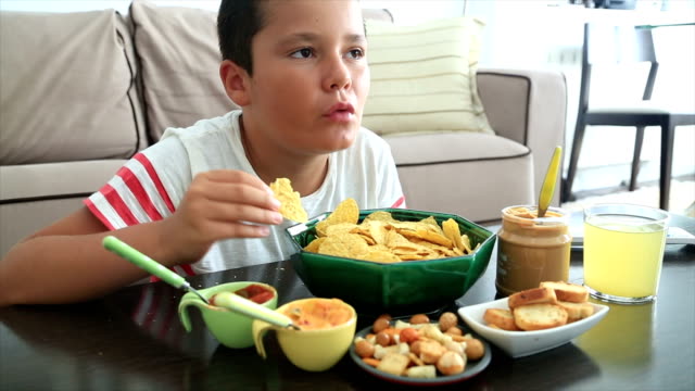 Preteen-Boy-Essen-ungesunde-Ernährung