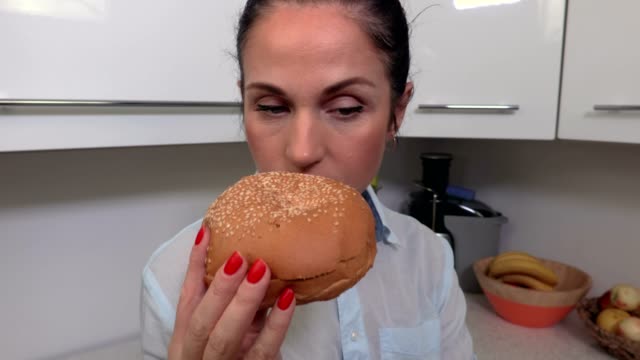 Woman-explores-and-smell-burger