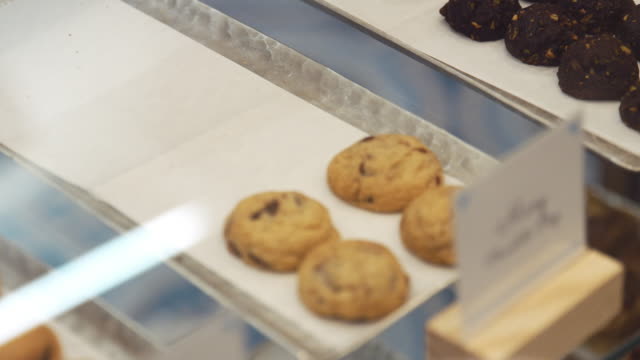 Cookies-and-sweets-on-display-at-a-shop,-close-up