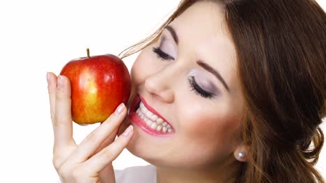 Frau-hält-Apfelfrucht-nah-an-Gesicht,-isoliert
