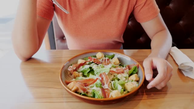 Junge-Frau-essen-Salat,-gesunde-Ernährung