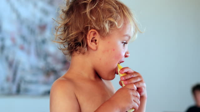 Momento-franca-de-bebé-2-años-comiendo-fruta-melón-y-mirando-a-cámara