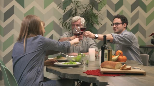 Family-clinking-glasses-with-red-wine